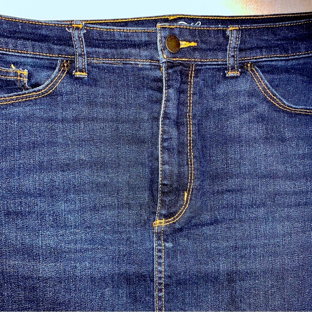 LN SHORT JEAN SKIRT, 5 POCKET DESIGN BELT LOOPS, FRAYED HEM, ZIP & BUTTON FLY. - Picture 6 of 8